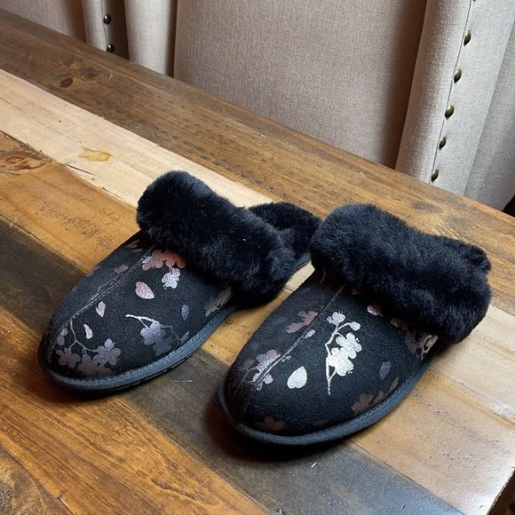 UGG SCUFFETTE II Floral Foil Slippers - Picture 7 of 10
